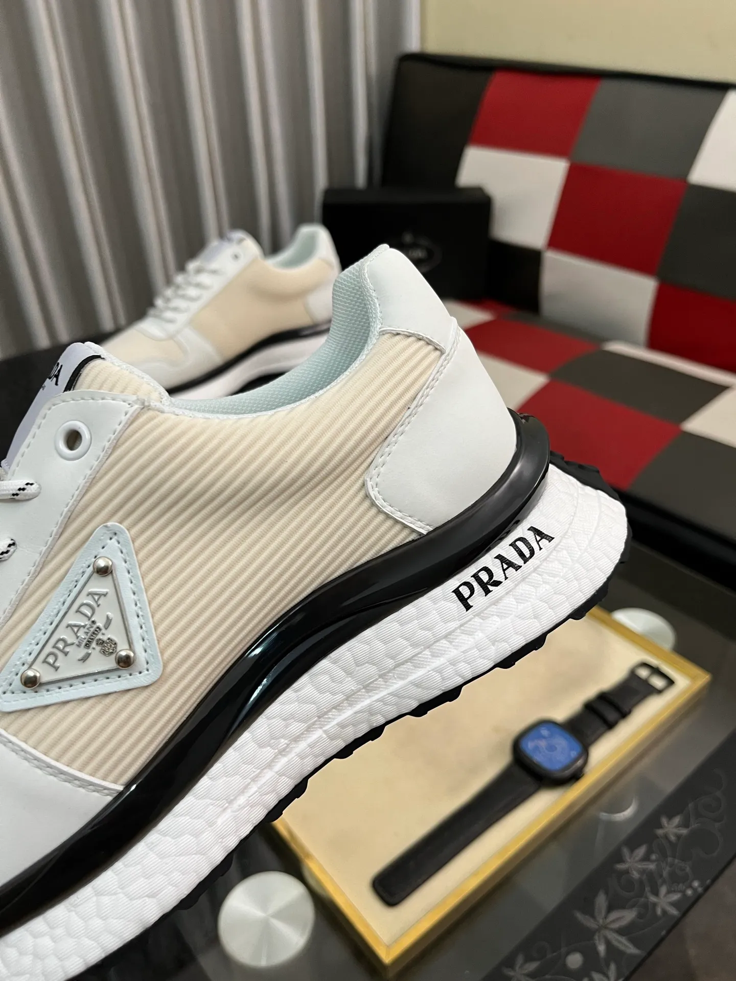 Men's Men's Shoes 💰458⌚️⌚️ Prada/Prada Men's new casual shoes, this sports shoe is made of imported calfskin upper with breathable mesh and breathable mesh lining. The foot pads are made of sheepskin, and the outsole is made of non-slip sports exclusive rubber outsole with logo. It feels good on the feet and is a fashionable item! Size: 38-44 4️⃣colors available